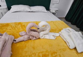 DIDI Apartament has rooms with a private hot tub