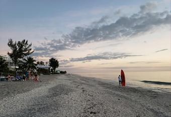 Perfect Beach Stay - Your Ideal Retreat in Paradise! Excellent Location 600ft 200 steps to Beach has Balcony rooms