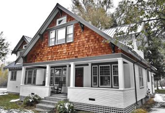 Beautiful 1910 American Craftsman home, close to Bozeman Hot Springs, near Bozeman and Big Sky, Montana. has rooms with a private hot tub