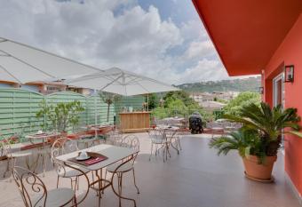 H  tel CasaBella allows 18 year olds to book a room