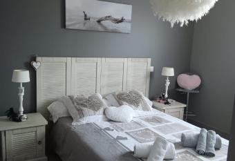 Chambre Cosy non Fumeur allows 18 year olds to book a room