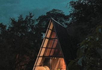 Chalet de Lujo a 25km de Medell  n has rooms with a private hot tub