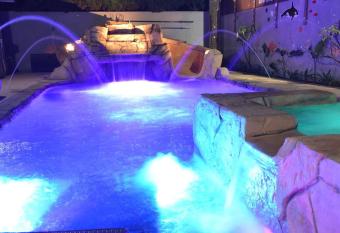 Stony32 has rooms with a private hot tub