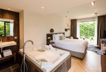 Van Heeckeren Hotel has rooms with a private hot tub