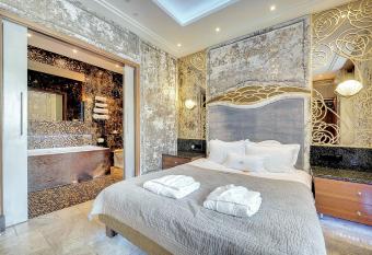 Ma  a Anglia Deluxe Rooms & SPA has rooms with a private hot tub