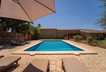 Cugulutx has Balcony rooms