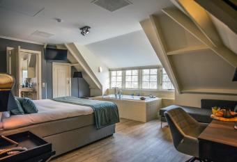 Landgoed De Uitkijk Hellendoorn has rooms with a private hot tub