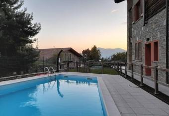 JIL house Relax tra Lago e Natura has rooms with a private hot tub