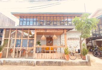                                                         RueanTawan Kohlarn has Balcony rooms