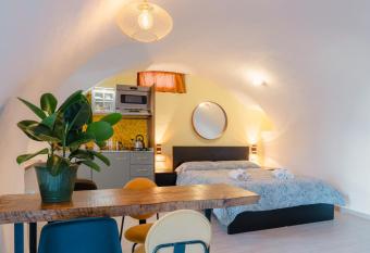 Casa Anastasia with private patio by GardaDoma allows 18 year olds to book a room