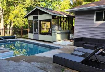 Belle Head River has rooms with a private hot tub