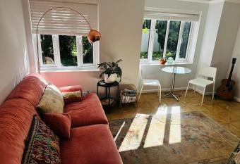 Stylish, Peaceful 2-Bed Flat with Free Parking allows 18 year olds to book a room