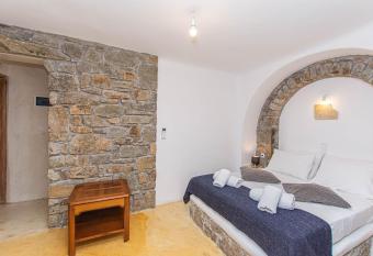 Peristeronas Village has rooms with a private hot tub