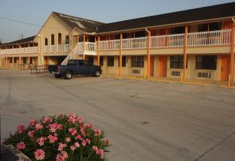 Antlers Inn Goliad allows 18 year olds to book a room