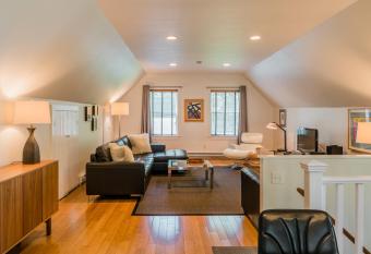 The Carriage House Loft has Balcony rooms