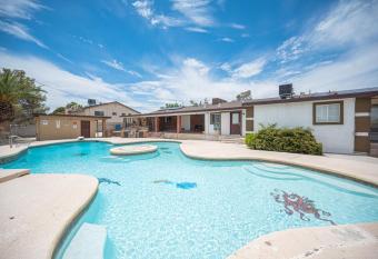 16 Large studio apartment with kitchenette allows 18 year olds to book a room