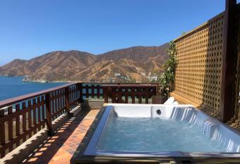 Caba  as Annapurna has rooms with a private hot tub