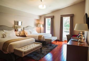 Atiq Boutique Hotel has rooms with a private hot tub