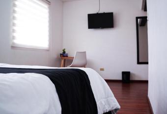 Casa Roja Residencia 10-51 allows 18 year olds to book a room