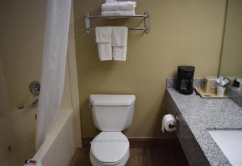 Super 8 by Wyndham Paragould has rooms with a private hot tub