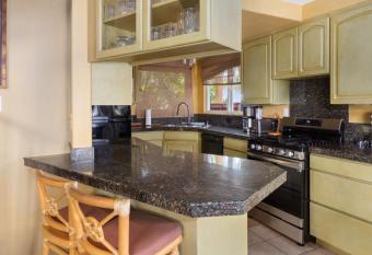 Plumeria Suite, 2-bedroom condo in a boutique property, sleeps 6 has Balcony rooms