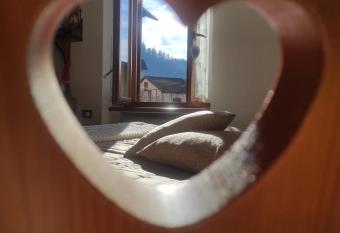 Casa Gaudia has Balcony rooms