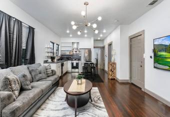 Chic Comforts in Tobin. has rooms with a private hot tub