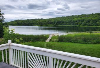 Quaint Cabin with Private Dock has Balcony rooms