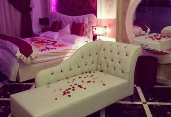 Al Rafahya Crown has rooms with a private hot tub