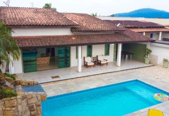 MAISON PARTY GUARUJ  , PRAIA PISCINA SINUCA CHURRASQUEIRA HIDROMASSAGEM has rooms with a private hot tub