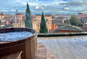 MiHotel - La Maison Rose has rooms with a private hot tub