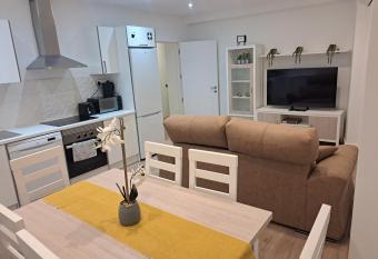 Main Street - 3 Bed Room - Family Friendly has Balcony rooms