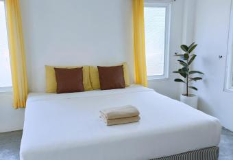 Thongtalay Bed & Breakfast Koh Larn has Balcony rooms