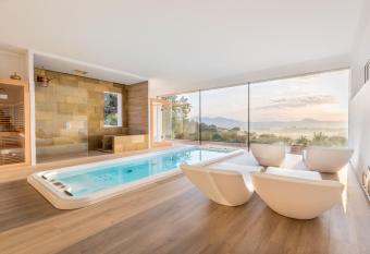 Cas Cabo Nou Agroturismo Adults Only allows 18 year olds to book a room