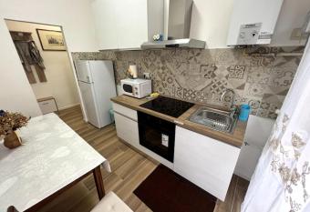 Comodo appartamento a 2 minuti dalla metropolitana has Balcony rooms