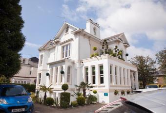 Washington House Hotel allows 18 year olds to book a room