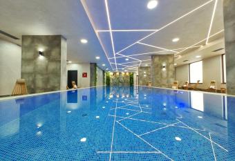 Velika Recepcija CC Magnet allows 18 year olds to book a room