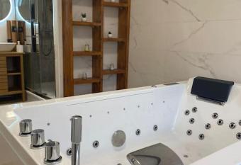 Jacuzzi 2 places - App 4 pers - Parking (digicode) has Balcony rooms