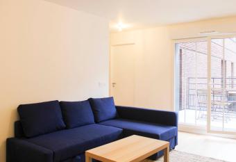 Quiet apartment near the Flea Market has Balcony rooms