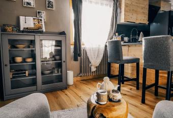 La cabane de Marie allows 18 year olds to book a room