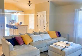 Cheerful 3 Bdrm space, 2 bath!. You gotta love it! allows 18 year olds to book a room