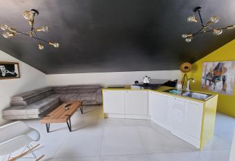 Villa Ave has rooms with a private hot tub