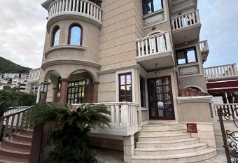 Beatrix Lux Hotel allows 18 year olds to book a room