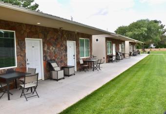 Bunkhouse 10B Comfortable And Cozy allows 18 year olds to book a room