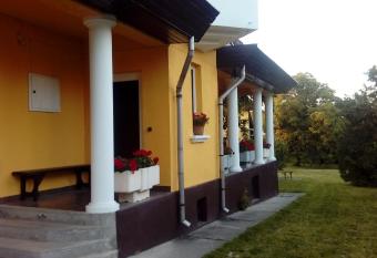 J  lia Vend  gh  z has Balcony rooms