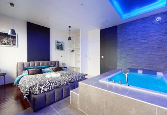 Charmant appartement au c  ur des gratte ciel    villeurbanne has rooms with a private hot tub