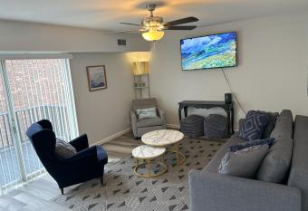 Peaceful Park 2 Bedroom Remodeled Family Suite has Balcony rooms