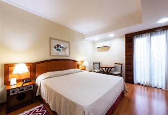 Summit Su  tes Hotel Jundia   has rooms with a private hot tub