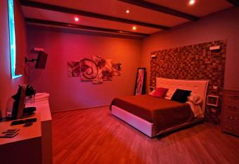 affittacamere casetta tulipano e casetta orchidea has rooms with a private hot tub