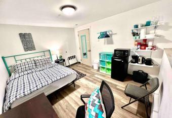 Apartment with Shared Bathroom 10 minutes walk to University of Washington allows 18 year olds to book a room